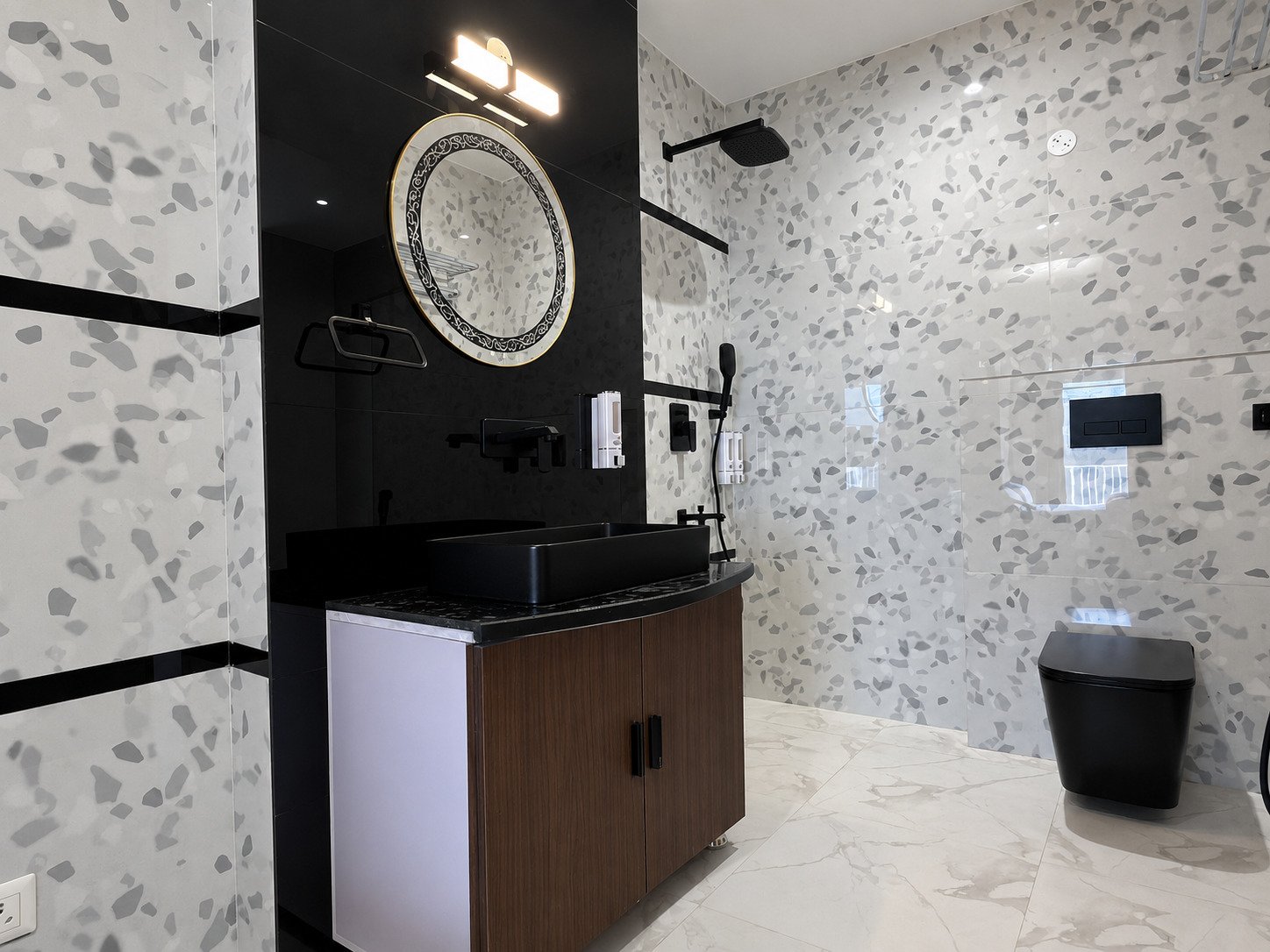 Modern black and white bathroom at Hotel Pineora